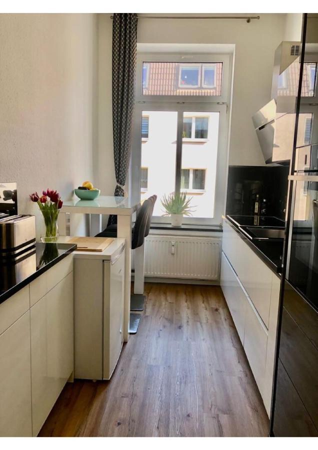 Attraktive Wohnung Mit Balkon Zum Gruenen Hinterhof Шверін Екстер'єр фото